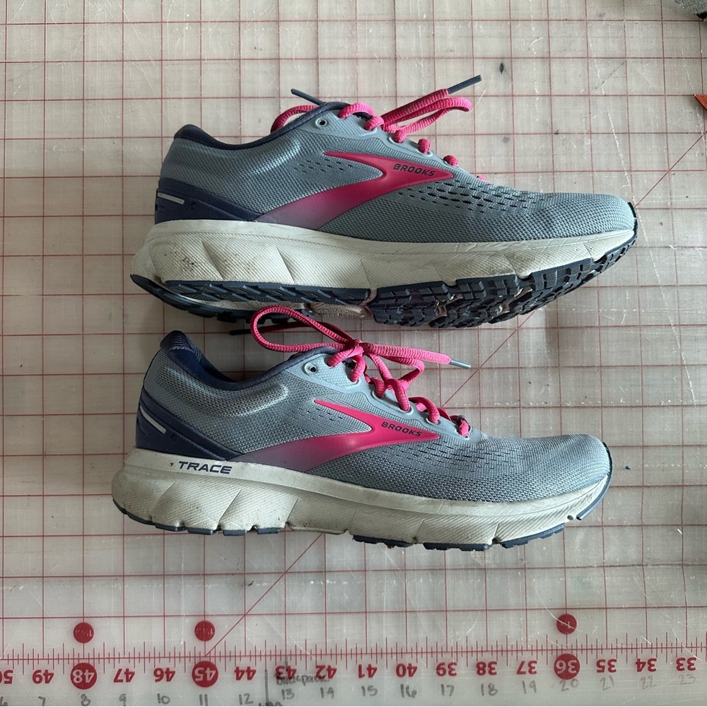 Brooks Womens running shoes in Grey and Pink Size 9 Medium - Picture 5 of 8